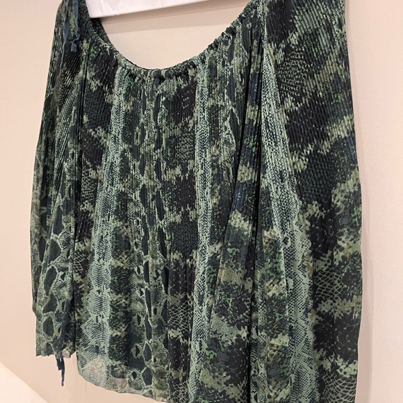 Wilfred Aritzia Talence Blouse Green & Black Python Snake Print Pleated size XS - Picture 8 of 8